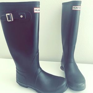 Hunter Boots (Black, Size 7)